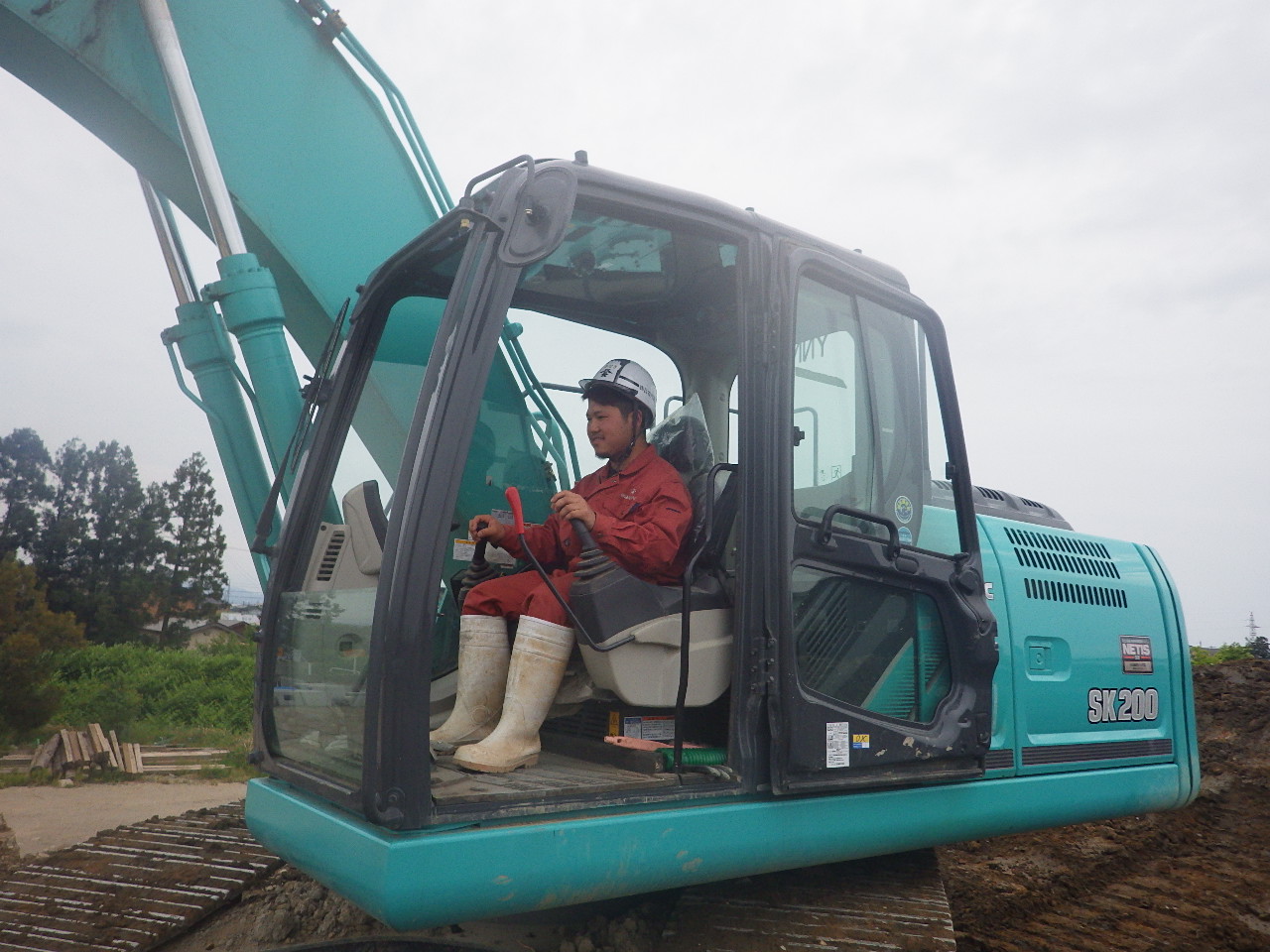 バックホーで掘削作業に挑戦。一流の重機オペレーターになる事が小さい頃からの夢なM君
