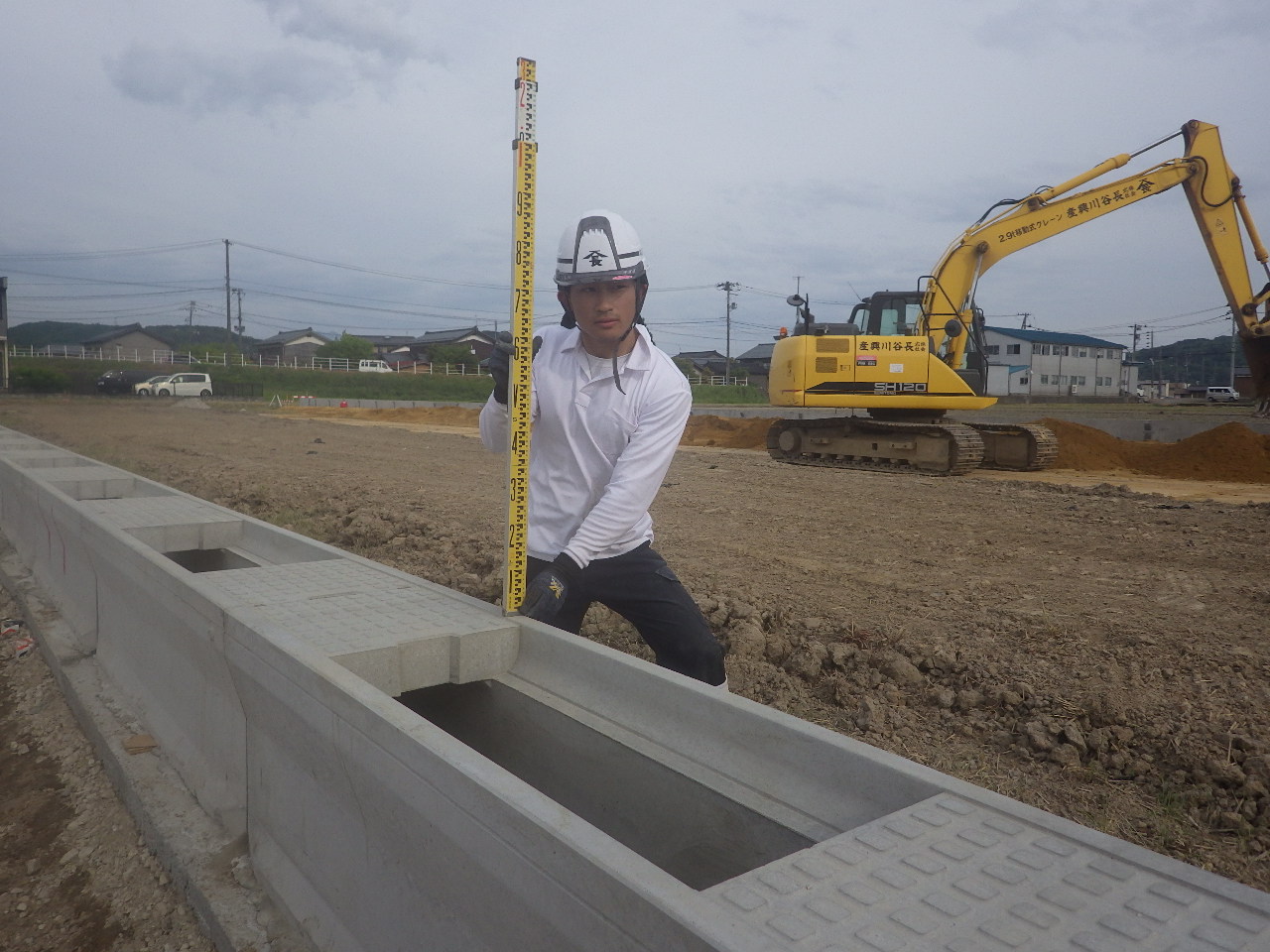 道路排水の勾配測量を行いレスリングで培った体力には絶対の自信を持つT君