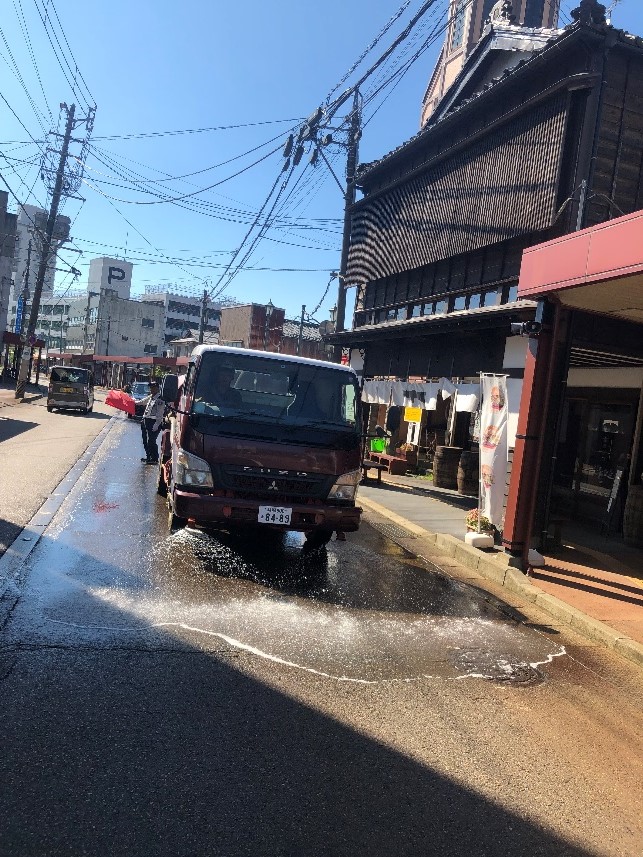 打ち水の様子1