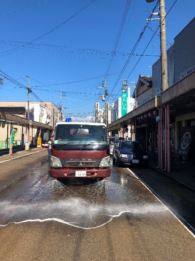 打ち水の様子2